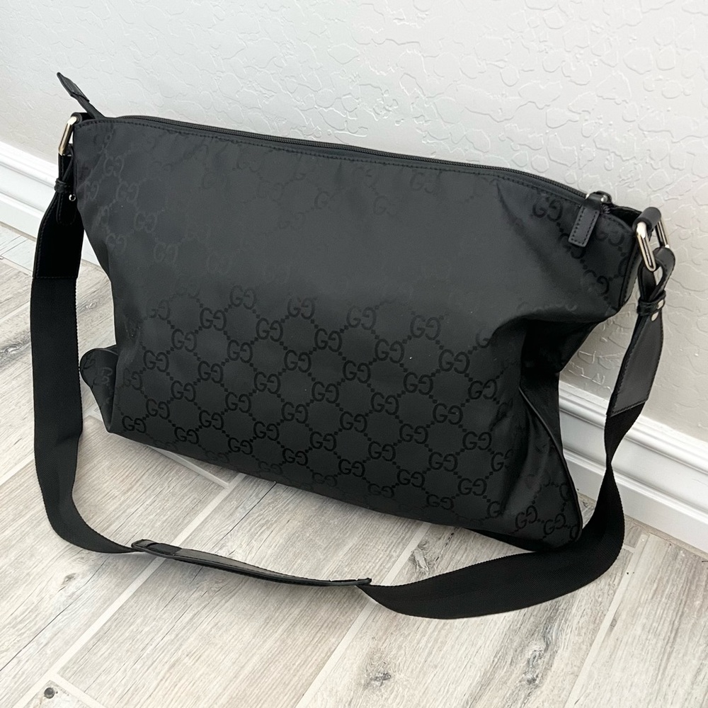 Gucci Elegant Black Crossbody Bag - Picture 3 of 14